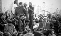 جوانان انقلابی نهاوند برای اولین بار در کشور مجسمه شاه را از میدان پهلوی در مرکز شهر پایین کشیدند