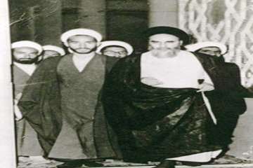 در کنار مراد  و استاد خود امام خمینی پس از درس ایشان در مسجد اعظم قم - سال 1341