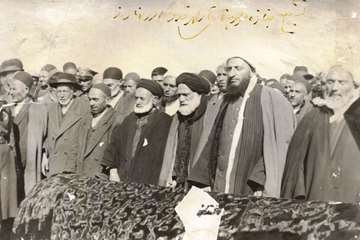 نفر اول سمت راست پدر شهید حیدری- مراسم فوت پدر شهید آیت الله قدوسی